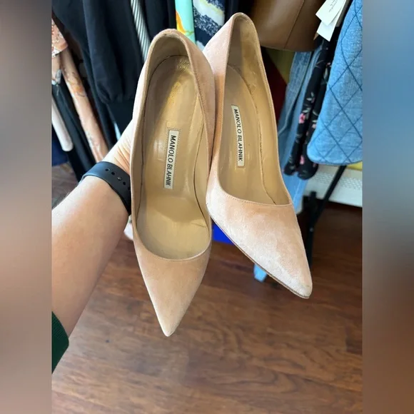 Manolo Blahnik Blush Suede Pointed-Toe Pumps - Picture 5 of 6